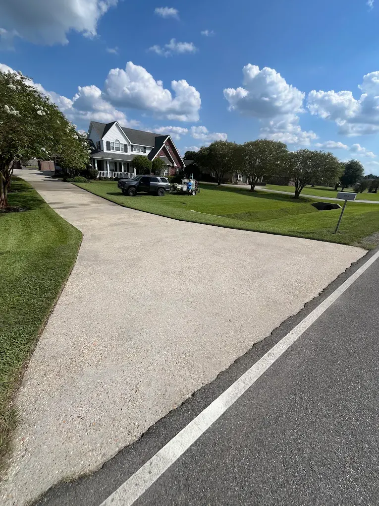 Driveway concrete cleaning — Broussard